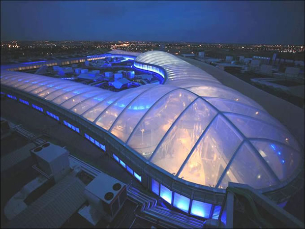 ETFE 膜与自然光：营造明亮宜人的室内环境